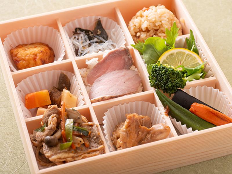 【9升弁当】ローストビーフと焼肉重