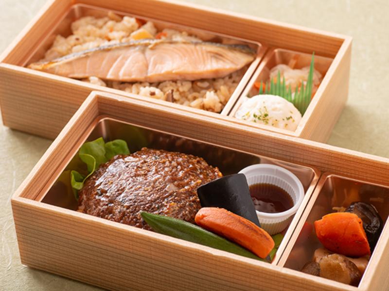 大きな鮭がのったかしわめし＆ハンバーグの豪華二段御膳