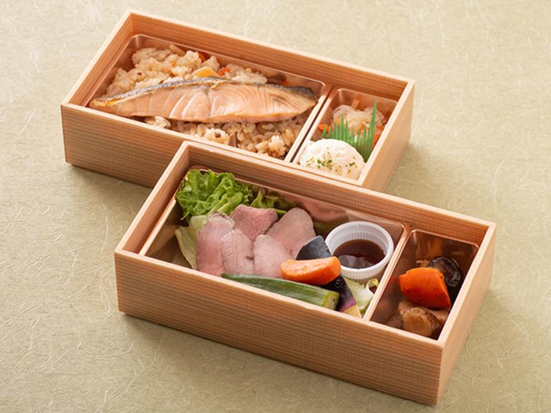 鮭がのったかしわめし＆ローストビーフの豪華二段御膳
