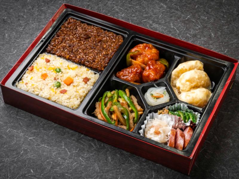 三種メインの中華極上弁当（大エビマヨ・酢豚・青椒肉絲）