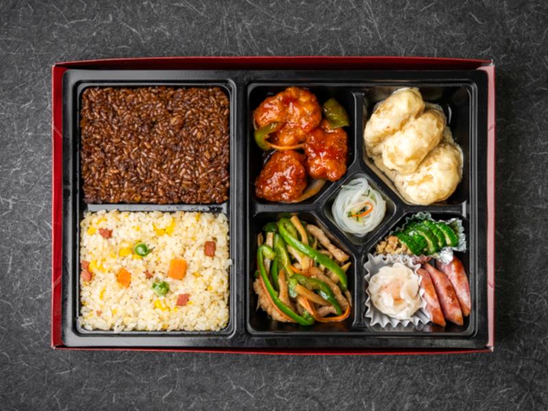 三種メインの中華極上弁当（大エビマヨ・酢豚・青椒肉絲）