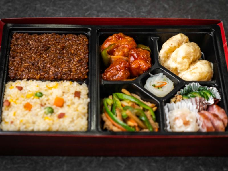 三種メインの中華極上弁当（大エビマヨ・酢豚・青椒肉絲）