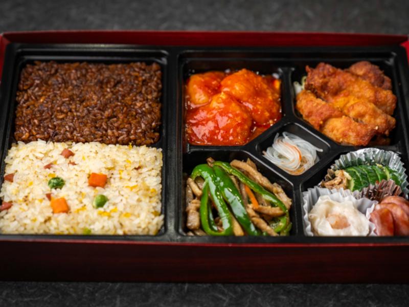 三種メインの中華極上弁当（大エビチリ・青椒肉絲・油淋鶏）