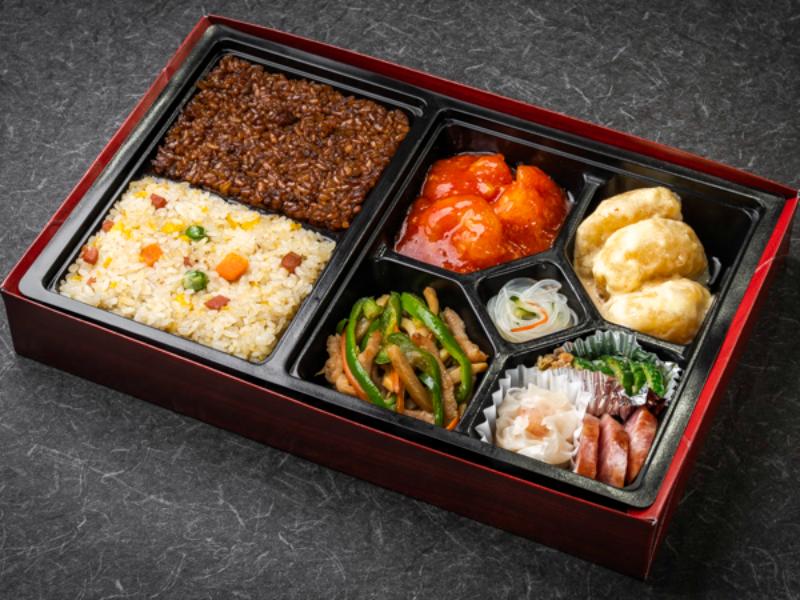 三種メインの中華極上弁当（大エビチリ・大エビマヨ・青椒肉絲）