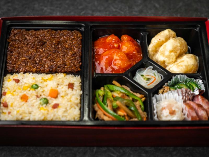 三種メインの中華極上弁当（大エビチリ・大エビマヨ・青椒肉絲）
