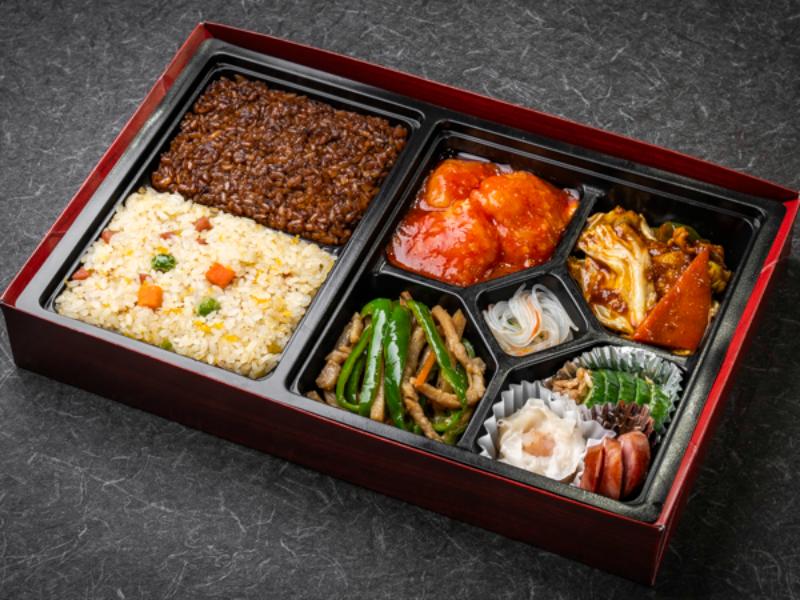 三種メインの中華極上弁当（大エビチリ・回鍋肉・青椒肉絲）