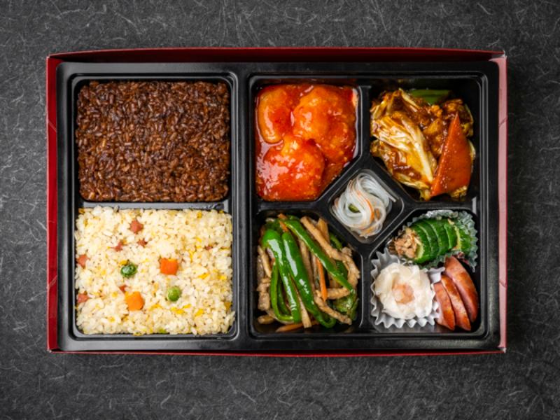 三種メインの中華極上弁当（大エビチリ・回鍋肉・青椒肉絲）