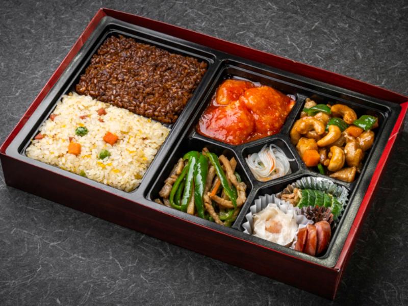 三種メインの中華極上弁当（大エビチリ・鶏肉とカシューナッツ炒め・青椒肉絲）