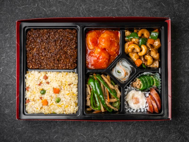 三種メインの中華極上弁当（大エビチリ・鶏肉とカシューナッツ炒め・青椒肉絲）