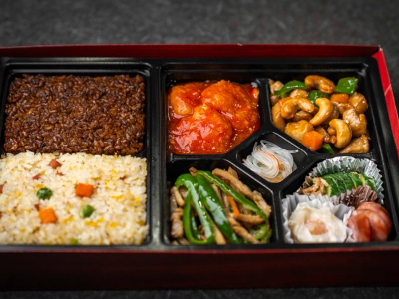 三種メインの中華極上弁当（大エビチリ・鶏肉とカシューナッツ炒め・青椒肉絲）