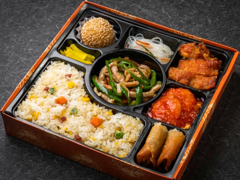 彩り中華特選御膳（エビ卵チリソース・油淋鶏・青椒肉絲）