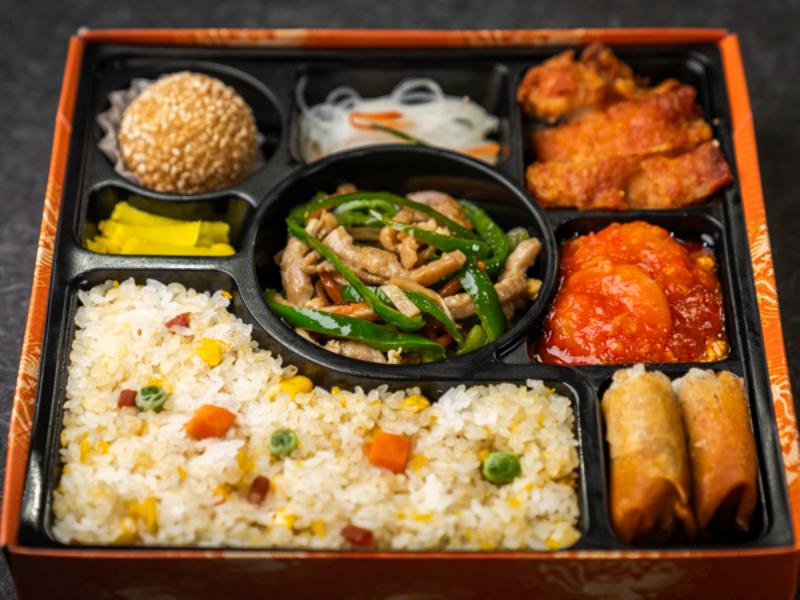 彩り中華特選御膳（エビ卵チリソース・油淋鶏・青椒肉絲）