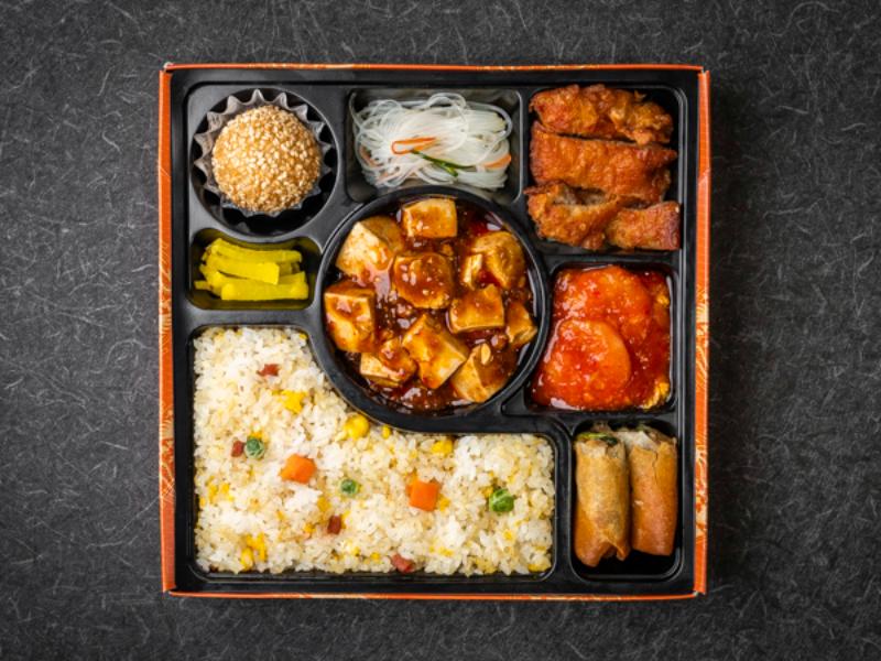 彩り中華特選御膳（エビ卵チリソース・油淋鶏・麻婆豆腐）