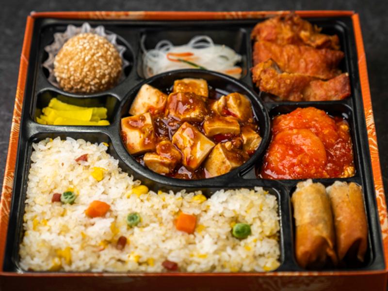 彩り中華特選御膳（エビ卵チリソース・油淋鶏・麻婆豆腐）