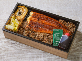 鰻巻き入り うなぎと和牛しぐれ弁当（漬物付き）