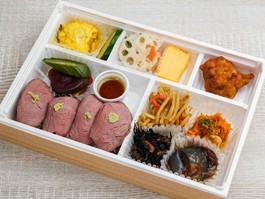 10種のお惣菜と国産牛のお寿司仕立弁当