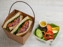 7種野菜のサラダとOrganic国産牛ローストサンドイッチBOX