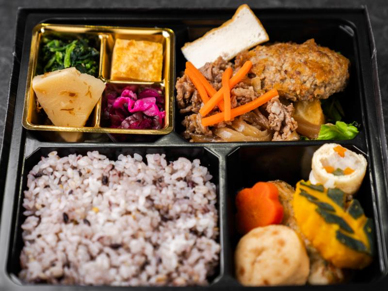 12品目 手ごねハンバーグと牛しぐれ煮