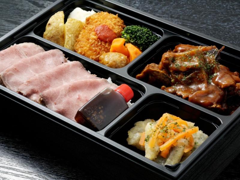 和牛すじ肉のデミグラス煮込みとローストビーフ丼