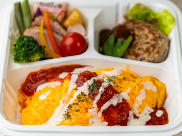 飾り野菜とデミグラスハンバーグオムライス弁当
