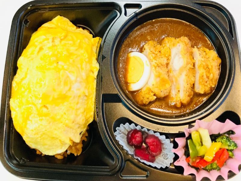 オムライスと肉厚ソフトチキンカレー