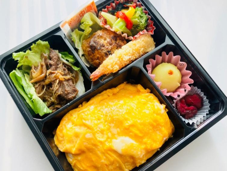 和牛ハンバーグと和牛すき焼煮&エビフライのオムライス弁当
