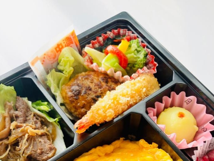 和牛ハンバーグと和牛すき焼煮＆エビフライのオムライス弁当