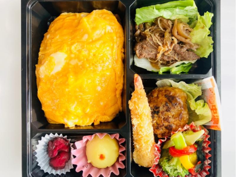 和牛ハンバーグと和牛すき焼煮＆エビフライのオムライス弁当