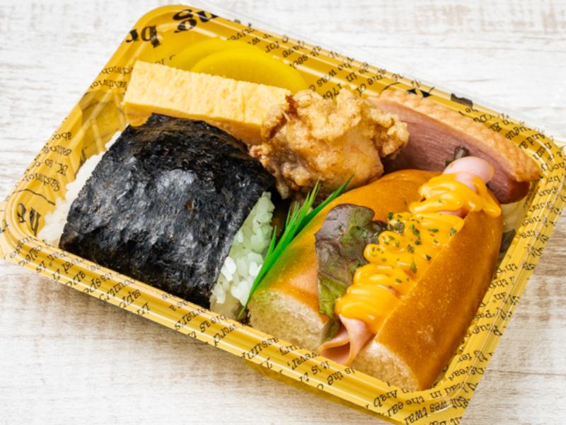よくばりセットCおにぎり1個、サンド1個、選べるおかず3品