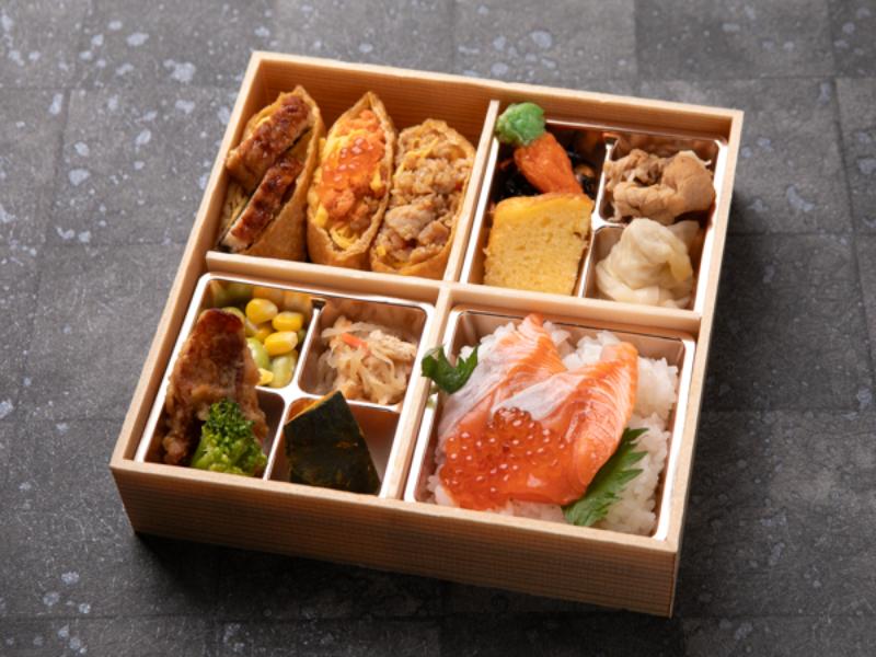 贅沢彩り御膳〜熟成サーモンいくらの昆布〆と彩り稲荷(ひつまぶし・いくら・牛そぼろ)〜
