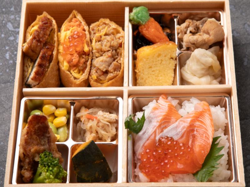 贅沢彩り御膳〜熟成サーモンいくらの昆布〆と彩り稲荷(ひつまぶし・いくら・牛そぼろ)〜