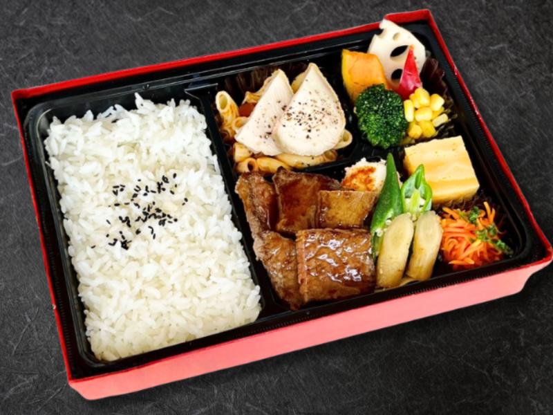 鯉のや弁当 牛肉の炙り焼きとローストチキン