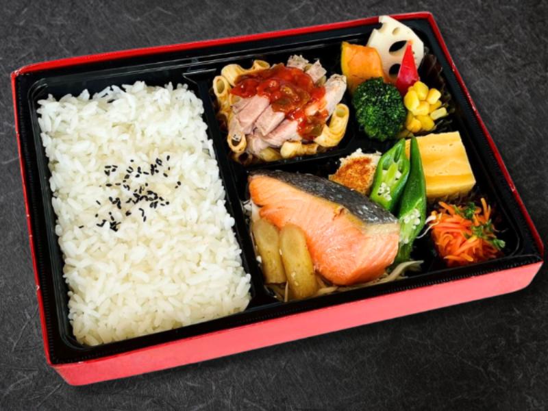 鯉のや弁当 サーモングリルとローストポーク