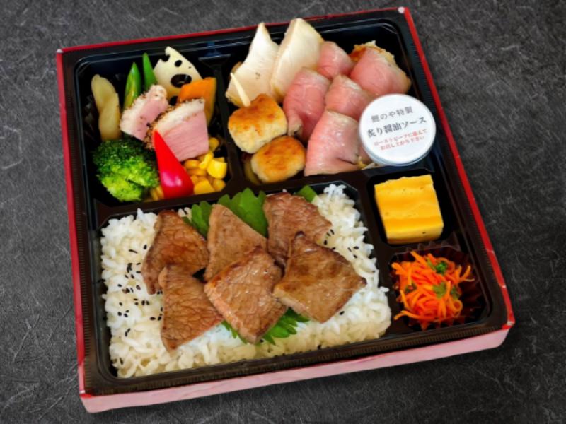 鯉のや弁当 ローストビーフ 牛肉の炙り焼きのせご飯