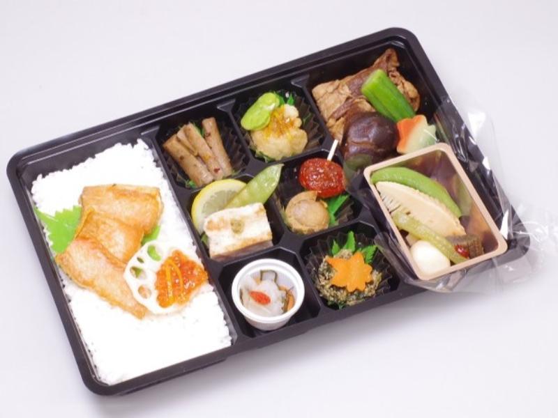 彩幕ノ内弁当　厳選牛すき焼きと鮭とイクラの親子飯