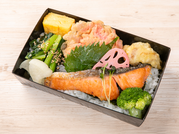 銀鮭塩焼きと５種の総菜海苔弁当