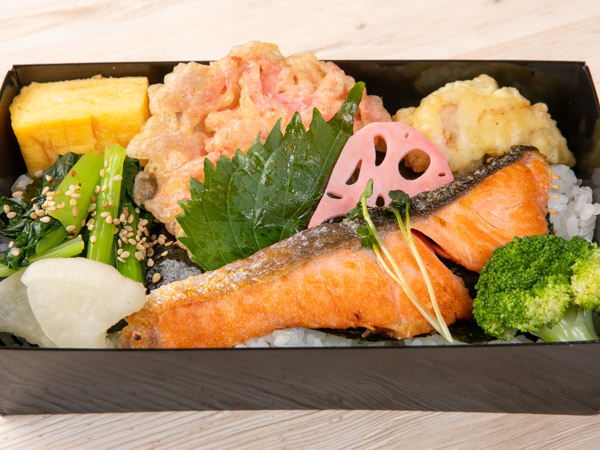 銀鮭塩焼きと５種の総菜海苔弁当