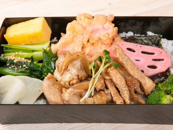 三元豚と淡路産玉葱の生姜焼きと５種の総菜海苔弁当