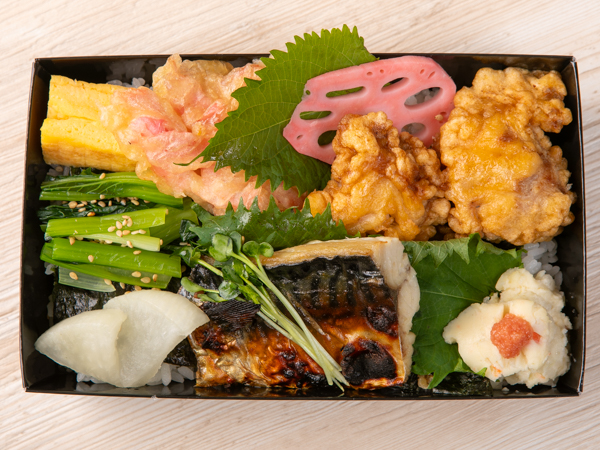 田舎風鶏唐揚げとノルウェー産鯖西京焼きの海苔弁当