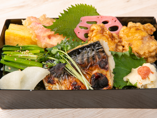 田舎風鶏唐揚げとノルウェー産鯖西京焼きの海苔弁当