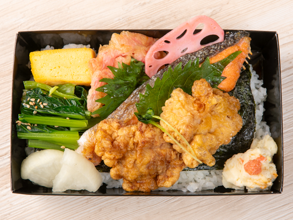 田舎風鶏唐揚げと銀鮭塩焼きの海苔弁当