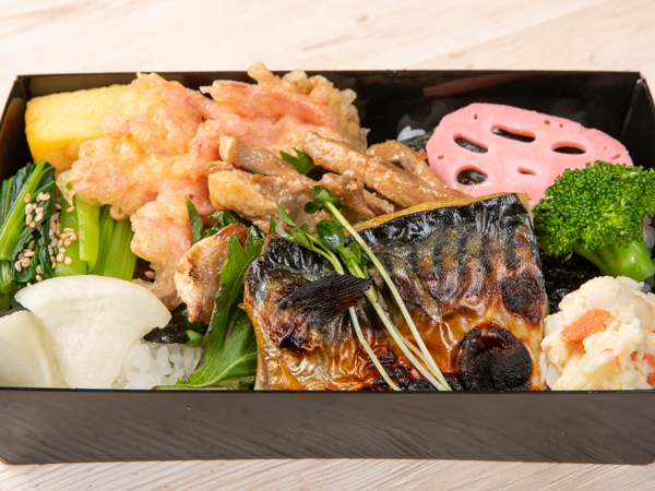 三元豚生姜焼きとノルウェー産鯖西京焼きの海苔弁当