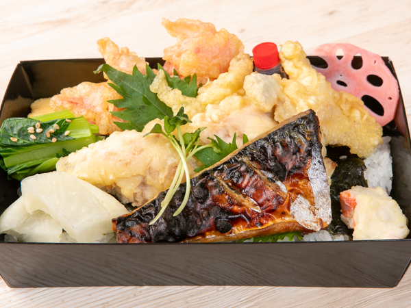 藻塩仕込みの鶏天とノルウェー産鯖西京焼きの海苔弁当