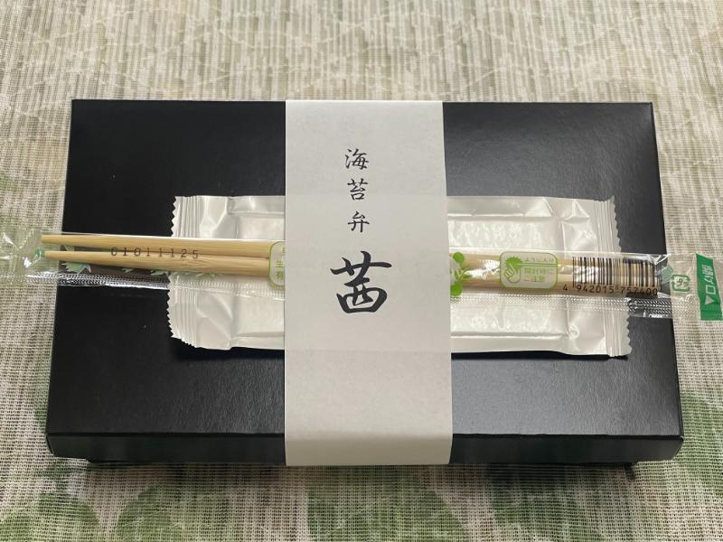 紅鮭と鶏もも肉唐揚げの海苔弁当