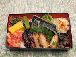 海苔弁茜（関西）の田舎風鶏唐揚げとノルウェー産鯖西京焼きの海苔弁当