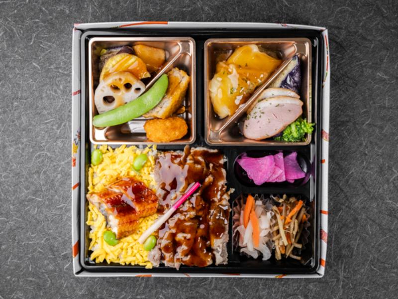 A5黒毛和牛と鰻のコンビ弁当（副菜ロールキャベツ）