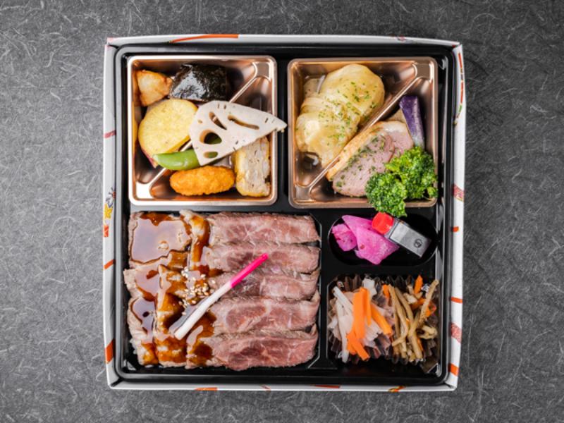 A5等級黒毛和牛赤身ステーキ＆カルビ焼肉コンビ弁当（副菜ロールキャベツ）