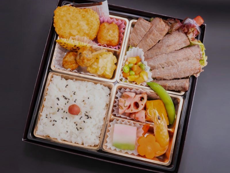 特選黒毛和牛ステーキと鶏つくね＆エビカツ御膳　桜（さくら）
