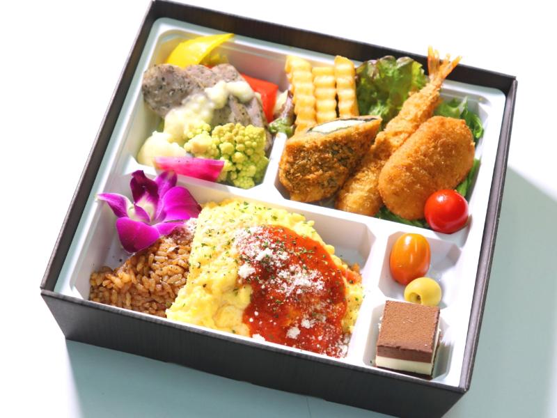 特製オムライスとソーセージミックスフライ弁当