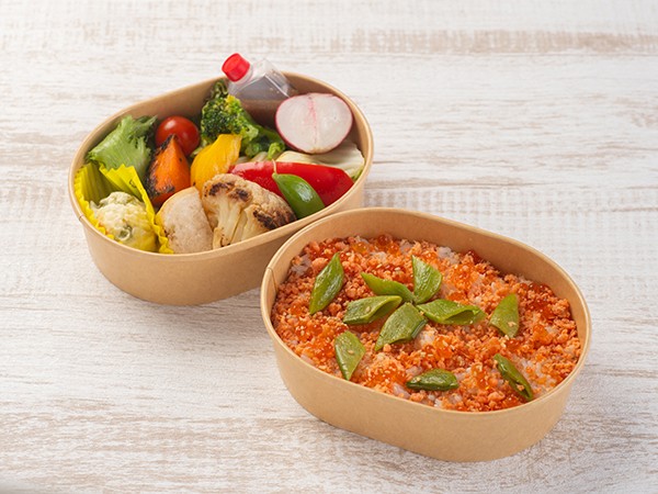 鮭フレークと鶏そぼろのわっぱ飯２段弁当
